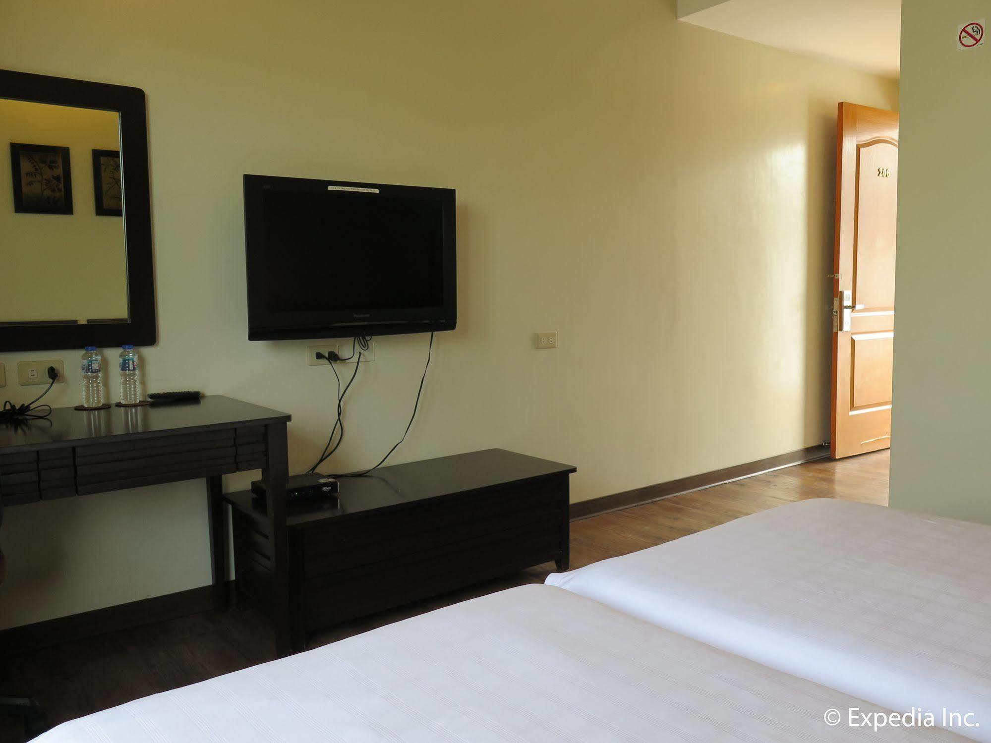 Oyo 579 Anisabel Suites Davao Exterior foto